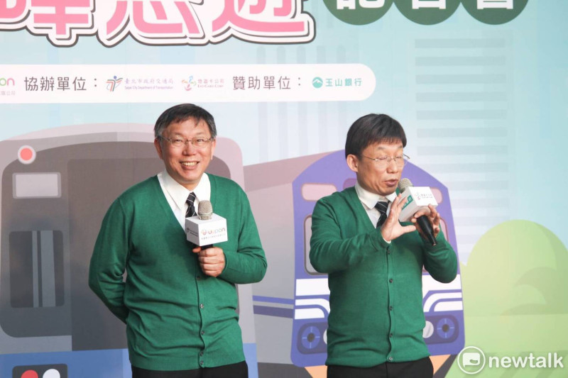台北市長柯文哲（左）與分身郭子亁（右）今日合體宣傳綠運輸。   圖：周煊惠 / 攝