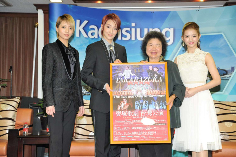 寶塚歌劇團經紀人村川研策率領劇團導演、演員來到高雄，拜會高雄市長陳菊。   圖：高雄市政府/提供
