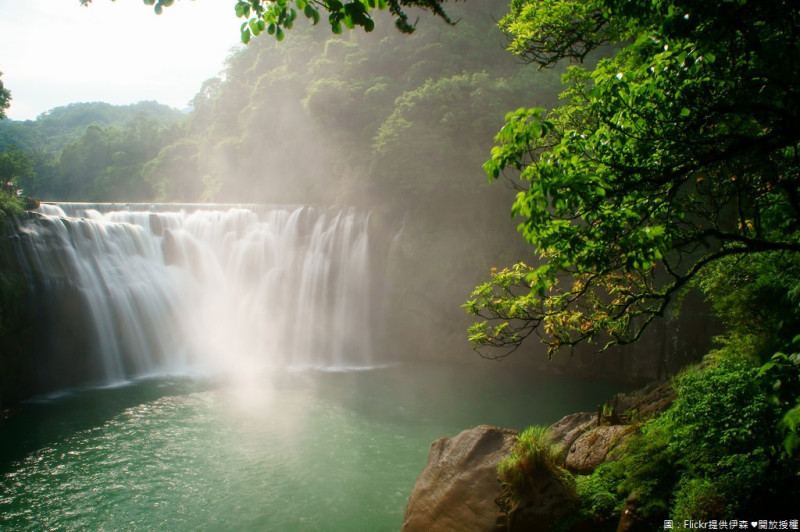 十分瀑布是垂簾型瀑布，岩層傾向與水流方向相反，屬逆斜層特徵，因與北美洲尼加拉瀑布相似，故有台灣尼加拉瀑布的美稱。   圖：Flickr提供伊森 ♥開放授權.