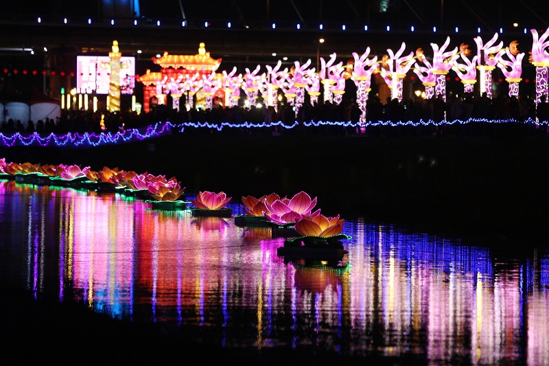 新北祈福燈會璀燦的燈光映照水岸，浪漫熱鬧。   圖：新北市政府提供