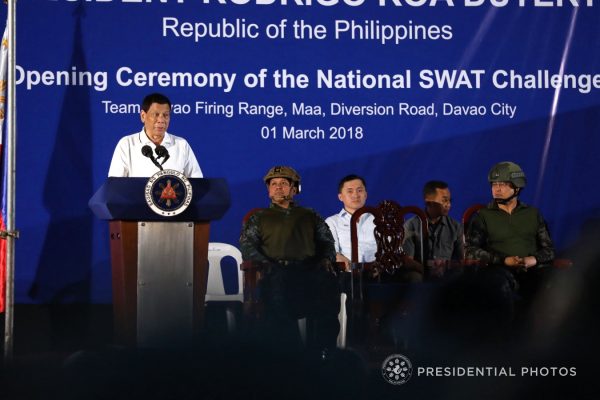 菲律賓總統杜特地（左）出席納卯市國家特警隊挑戰賽開幕活動，批評聯合國不該干涉他管治菲律賓。   圖：翻攝菲律賓總統辦公室