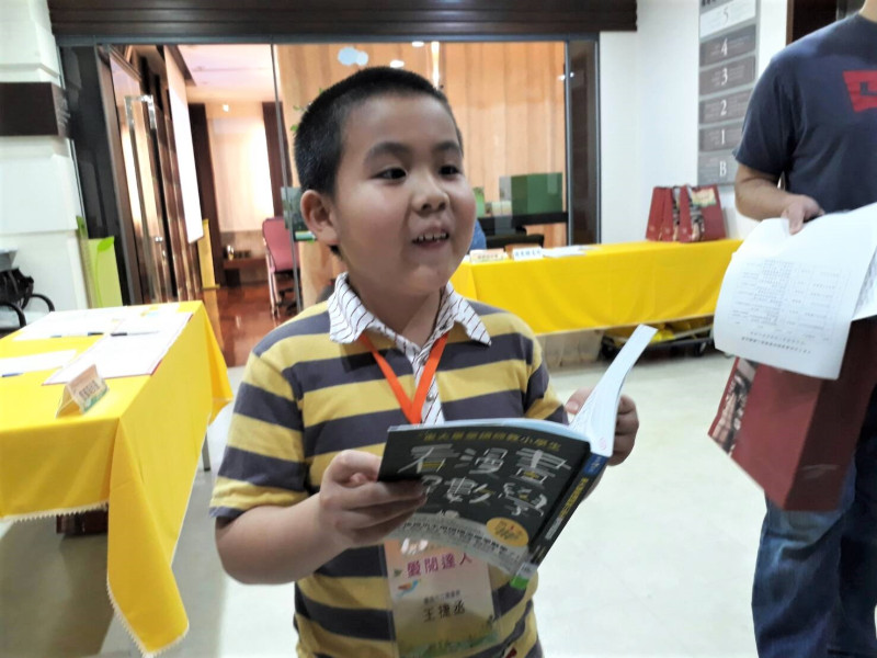 八歲的王捷丞，從2歲開始進圖書館，看了科學實驗書後，就會拿著小工具作實驗。下課後，他的安親教室就是圖書館。   圖:陳香蘭／攝