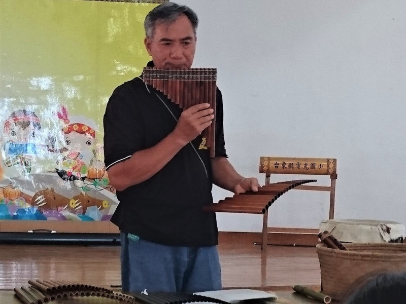 知名打擊樂團「AMIS旮亙樂團」，團長少多宜將在史前館教參觀者動手製作自己的傳統樂器-蘆竹排笛。   圖:台灣史前館／提供