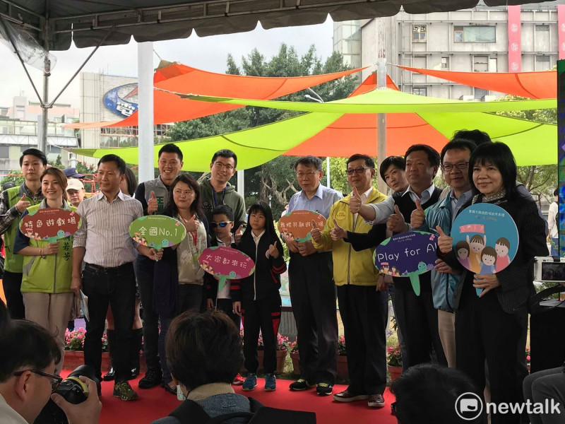台北市長柯文哲今日啟用花博公園美術園區的「舞蝶共融遊戲場」。   圖 : 周煊惠 / 攝