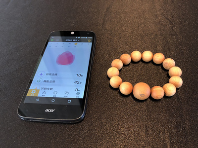 宏碁跨足文創產業，2日發表智慧佛珠Leap Beads，搭配使用的生活修行App內建靜修念佛功能，在靜坐冥想時，可設定時間及環境音，還能設定念誦類型
、內容、達成方式、環境音及迴向對象。   圖 : 中央社