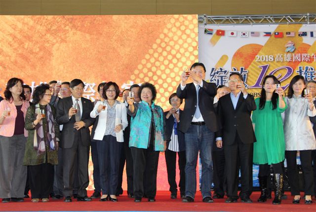 高雄市長陳菊率領市府團隊向國際友人舉杯致意。        圖：高雄市政府/提供