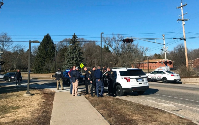中密西根州立大學宿舍周五傳出槍響，造成2人中彈身亡，警方正在校園和周邊地區進行搜索，緝捕在逃的凶嫌。   圖/翻攝自推特
