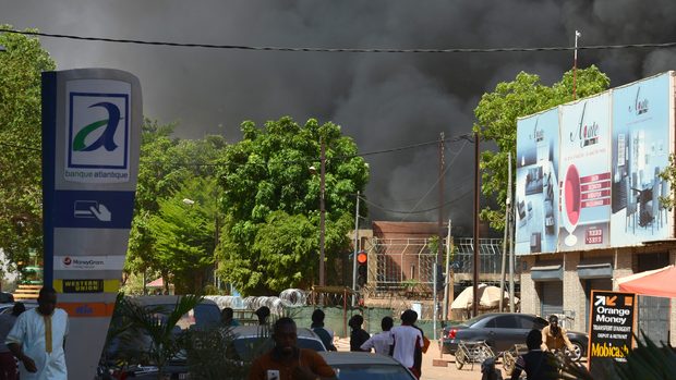 法國駐布吉納法索大使館及布吉納法索軍事總部昨遭武裝分子攻擊，造成數十人傷亡。
   圖/翻攝自TV2