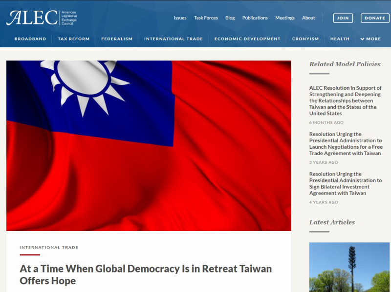 由ALEC國際關係主任瓊斯（Karla Jones）署名的文章，讚許台灣的民主表現，瓊斯表示，美國兩黨倡議，希望促成美國軍艦、高階官員訪問台灣。   圖/翻攝自ALEC官網