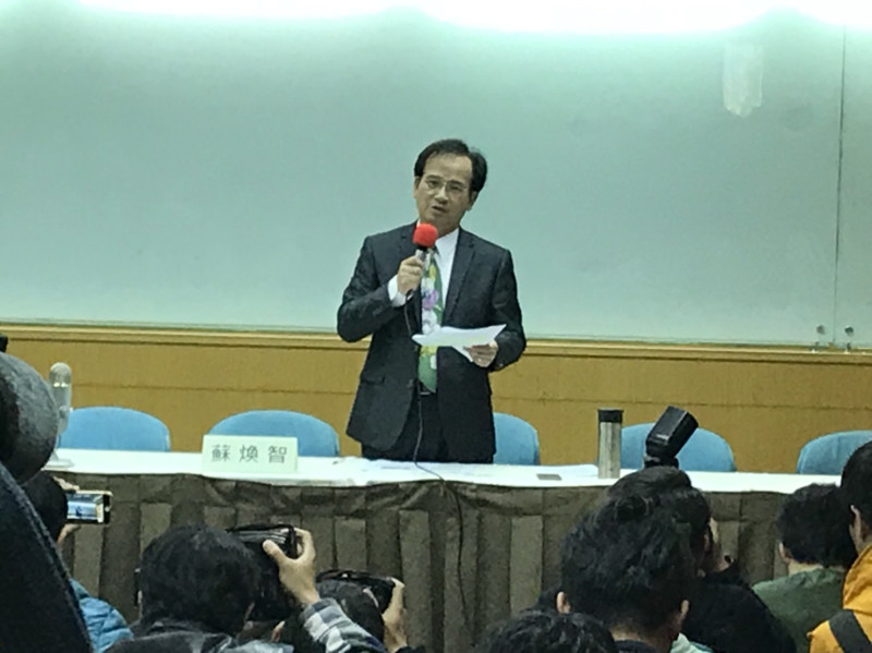 前台南縣長蘇煥智舉行記者會宣布退黨，並表示將參選今年台北市長選舉。   圖/周煊惠 攝
