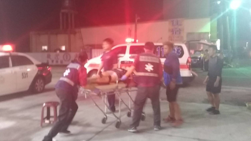 警方指出，車上2名傷者分別是(女25歲，左手骨折)及(男26歲，左大腿骨折)，已經送往枋寮醫院就醫。   圖：屏東消防局提供
