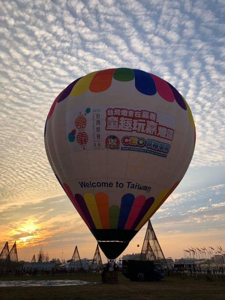 這是第一次有熱氣球在「嘉義」升空，也是「台灣燈會」首度開放空域創舉。   圖：翻攝自吳芳銘臉書
