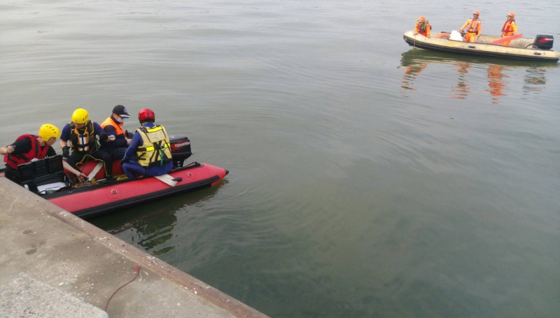 消防局已派員前往緊急救護，目前潛水人員及救生艇搜救中。   圖：高雄市消防局提供