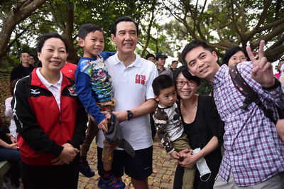 前總統馬英九（左3）一連兩天在花蓮旅遊，希望帶動地震後的觀光人潮，4日一早前往美崙山公園健行，許多民眾爭相拍照。   圖：中央社