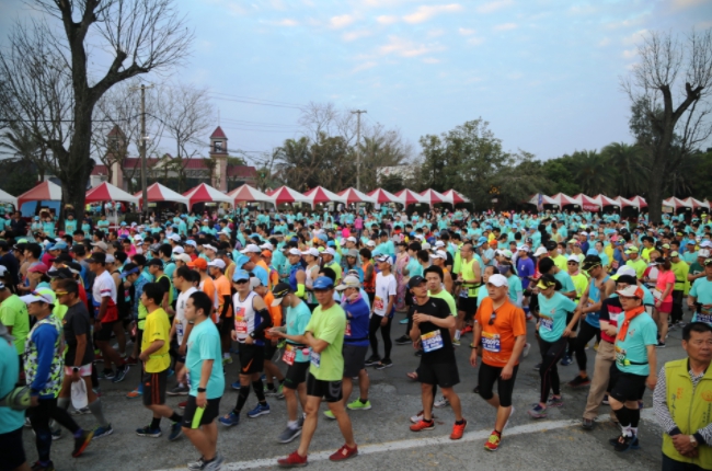 2018台灣燈會反毒馬拉松現場擠滿眾多的跑者朋友。   圖：取自嘉義縣政府官網