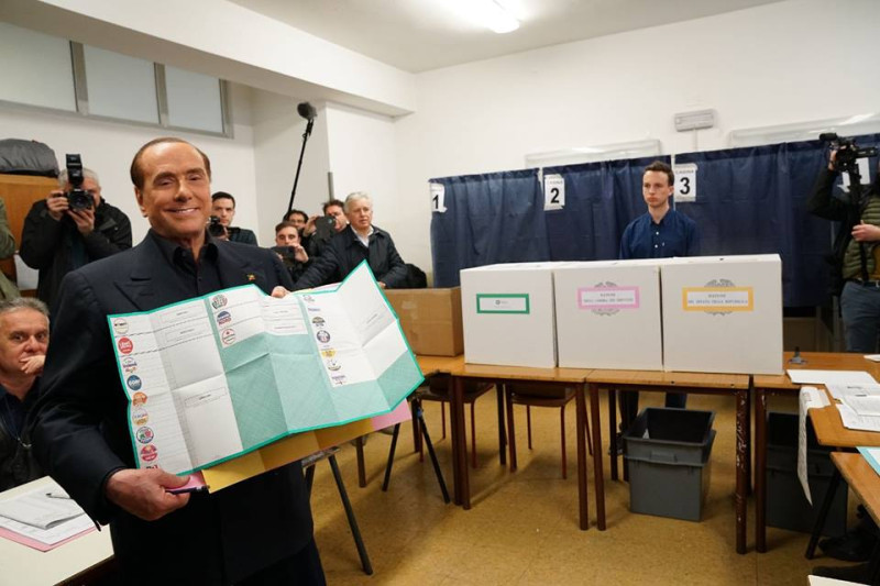 義大利前總理貝魯斯柯尼（左）領導的右翼聯盟，在此次國會大選中可望獲得3成選票，貝魯斯柯尼在投票所露出勝利在望的笑容。   圖：翻攝貝魯斯柯尼臉書