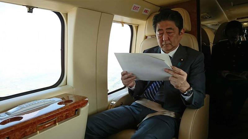 日本首相安倍晉三近來似乎流年不利，不但數據引用錯誤，民調支持度又下滑。   圖：翻攝日本首相官邸臉書