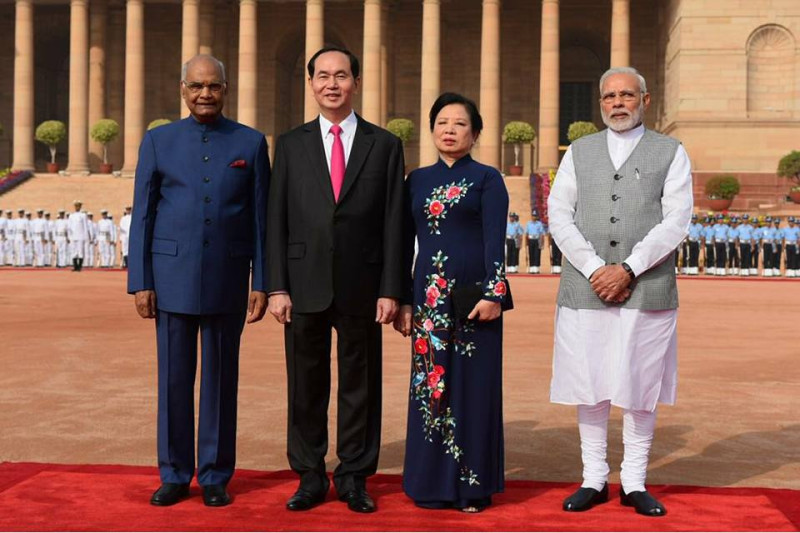越南國家主席陳大光（左二）伉儷首度赴印度國是訪問，受到印度總統拉文德（左）、總理莫迪（右）的熱烈歡迎。   圖：翻攝印度外交部臉書