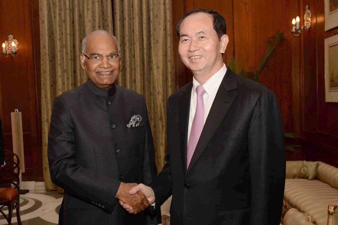 印度總統拉文德（左）設宴款待來訪的越南國家主席陳大光。   圖：翻攝拉文德臉書