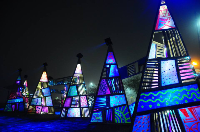 「海波浪」則以大小三角竹棚及大量投射的水波紋燈，形塑大海意象，並表達人們與海洋緊密依附的共生連結。   圖：翻攝自向家弘FB