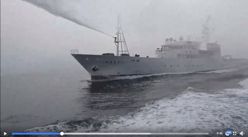 我國漁船昨日在黑水溝遭日本公務船水泡驅離。   圖：翻攝自吳姓網友臉書
