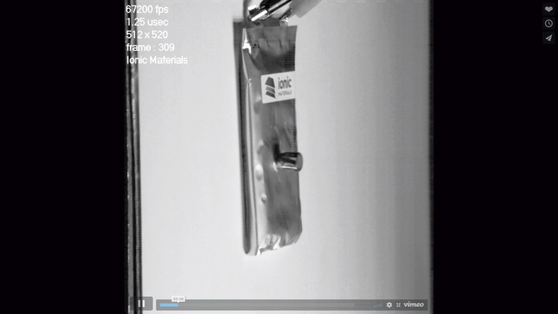 Ionic Materials於示範影片中紀錄電池被子彈貫穿的影像。   圖：翻攝自Ionic Materials