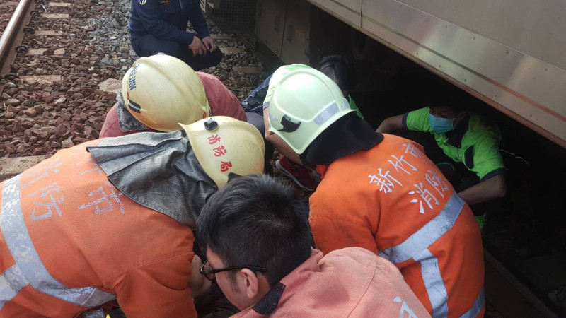 旅客疑似由月台掉落至路線上遭撞擊，台鐵已通知路警及救護車前往處理中。   圖：台鐵／提供