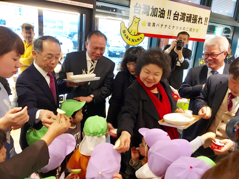 高雄市長陳菊（右4戴紅圍巾）親手分發是吃水果，要讓高雄蜜棗的美好滋味進入日本。   圖：高雄市農業局／提供