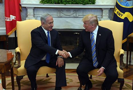 以色列總理納坦雅胡（左）造訪華盛頓，再度與美國總統川普會面，感謝川普將大使館遷至耶路撒冷的決定。   圖：翻攝納坦雅胡臉書