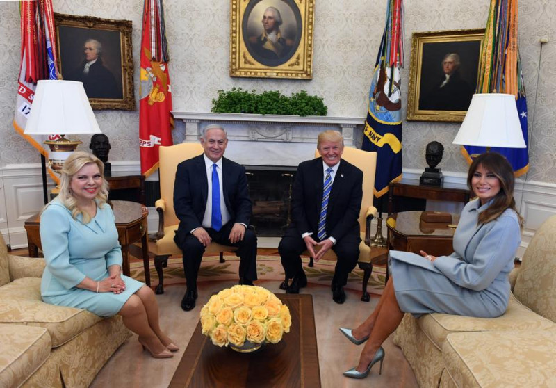 美國總統川普（右二）在白宮與以色列總理納坦雅胡（左二）會面，雙方妻子也一同出席，留下難得的合影。   圖：翻攝納坦雅胡臉書