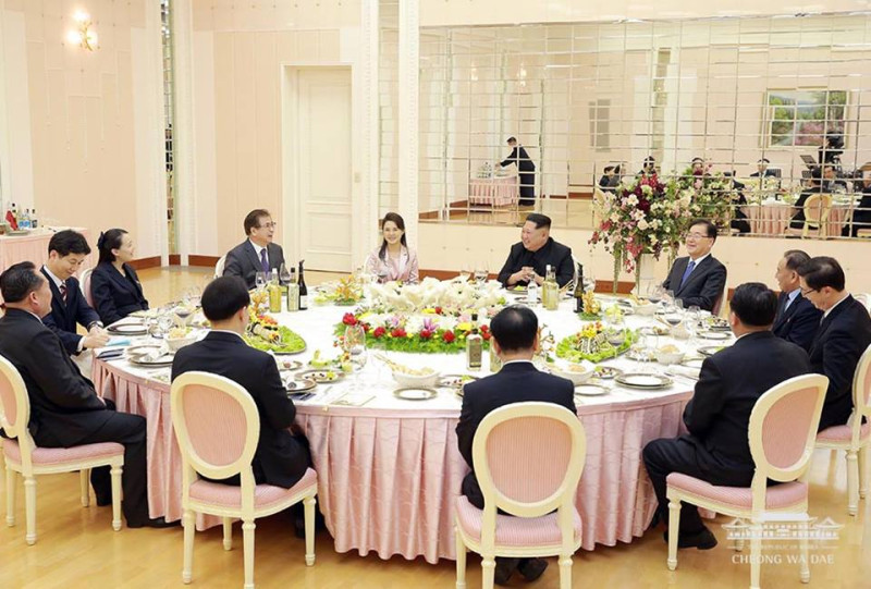 朝鮮領導人金正恩（後排右二）偕夫人李雪主（後排右三）宴請韓國總統特使團，雙方賓主盡歡。   圖：翻攝青瓦台臉書
