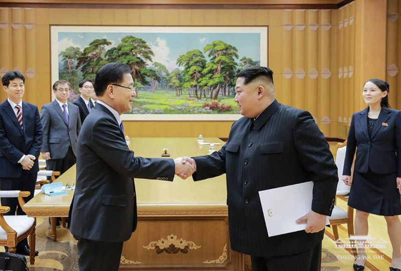 朝鮮領導人金正恩（前排右）親自接見韓國總統特使團代表－－青瓦台國家安保室室長鄭義溶，胞妹金與正（後排右）也出席。   圖：翻攝青瓦台臉書