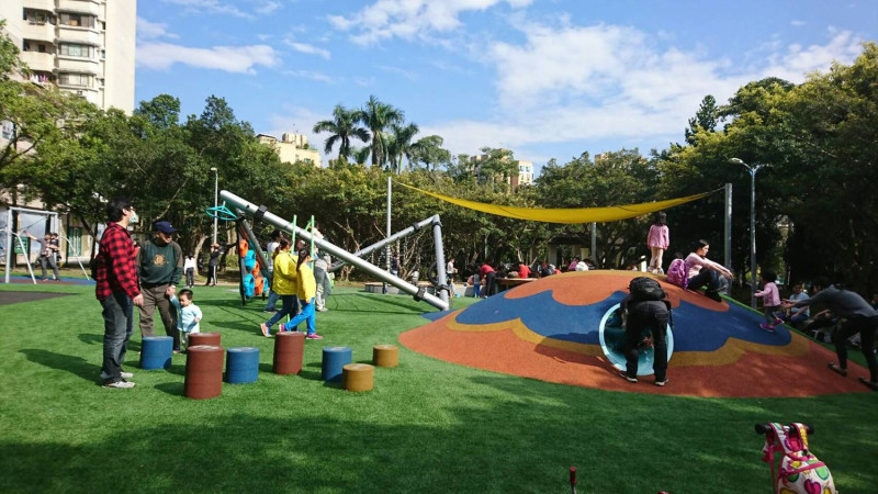新完工的萬芳4號公園兒童遊戲場，先天交通便利環境清幽的優勢，營造出具礦坑意象的遊戲新據點，並以共融式遊戲場共享的精神，強調與在地背景特色做連結。   圖：台北市工務局提供
