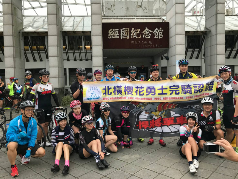 風管處於3月3、4、10、11日特別與中華民國單車安全協會及各車隊合作辦理「專家領騎活動」，帶領923位騎士一同挑戰北橫，一起成為櫻花勇士。   圖：桃園市政府提供