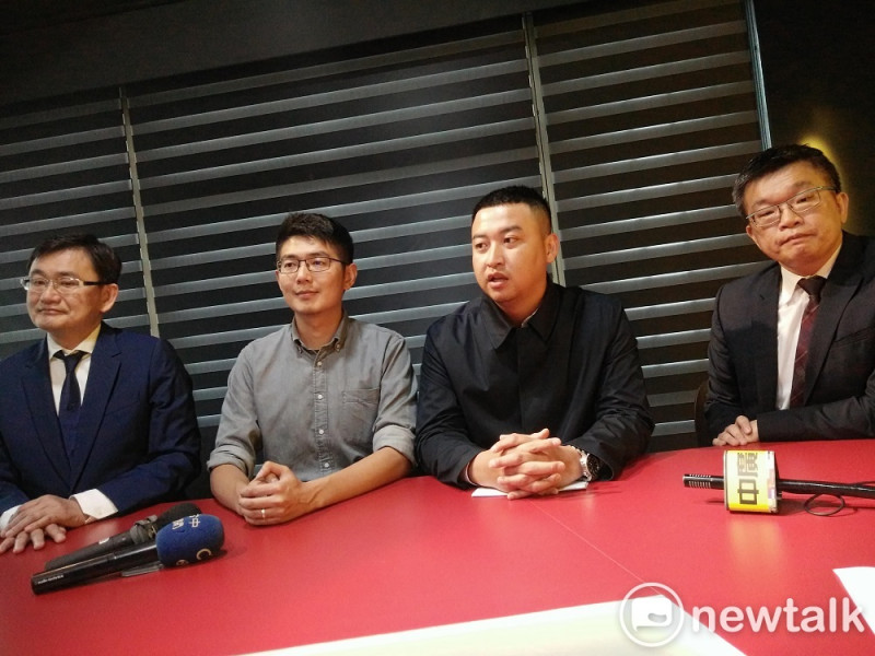 蕭行凱（右二）由蔡其昌、黃國書及黃守達等人陪同宣布退選，希望能成就民進黨的團結。   唐復年/攝
