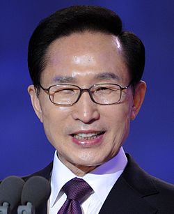 南韓前總統李明博因涉嫌數起賄賂情事與其他違法行為，檢方傳喚他14日到案接受調查。   圖 : 翻攝自維基百科