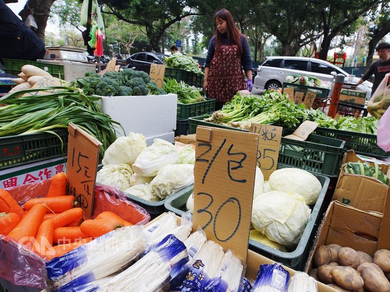 台北果菜市場5日起休市3天，民眾6日到傳統市場買菜，有些葉菜類比休市前便宜。   圖 : 中央社