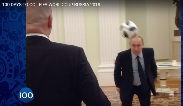 俄羅斯總統普亭（右）宣傳FIFA世界盃足球賽，拍攝宣傳影片使出鐵頭功，展現非凡球技。   圖：翻攝FIFA影片