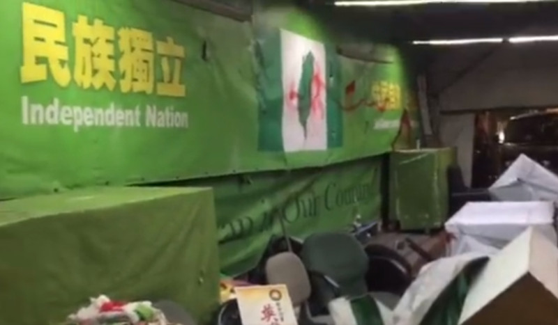公投護台灣聯盟針對昨(5)日下午位於立法院外帳棚區遭人破壞及潑漆。   圖:截取自公投護台灣聯盟官方臉書影片