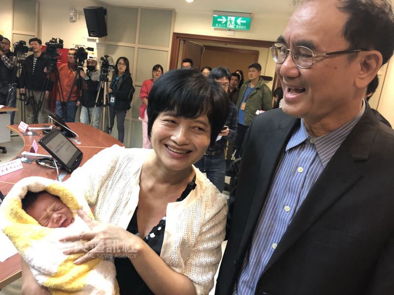 今年62歲的吳女士（前左）去年經人工生殖順利懷孕，2月底產下一名男嬰，與36歲的大女兒同月同日生，創下台灣自然產孕婦最高齡紀錄。   