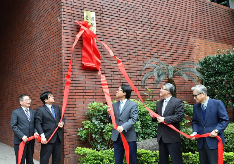 內政部長葉俊榮(中)今日揭牌成立「國家住宅及都市更新中心」籌備處。   圖：內政部提供