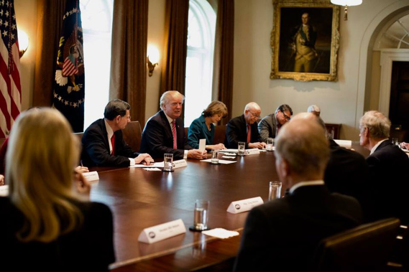 美國總統川普（後排左二）宣布要提高進口鋼鋁關稅，引起國際貿易夥伴反彈，如今態度已經放軟。   圖：翻攝川普臉書