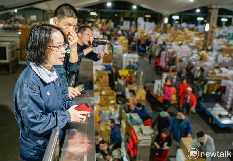吳音寧持續在台北果菜市場關注現場拍賣情形。   圖：張良一 / 攝