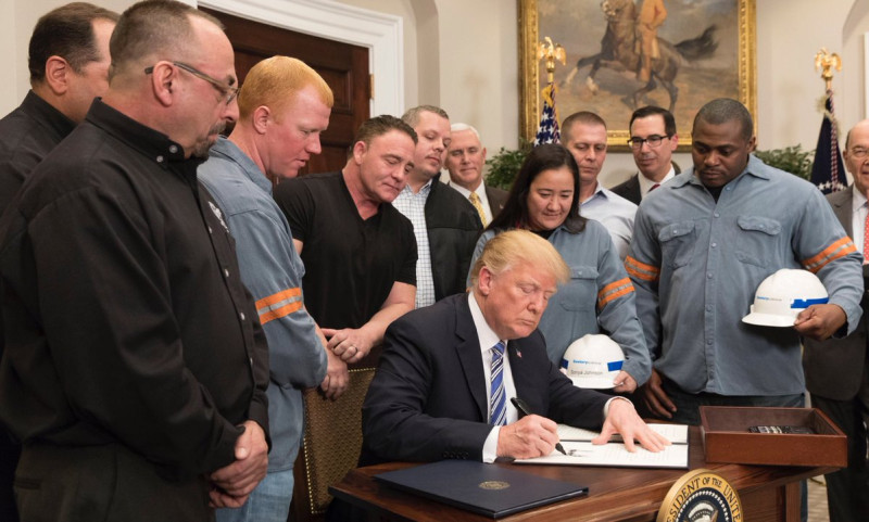 美國總統川普（中坐者）8日正式簽署課徵鋼鋁關稅命令，並邀來美國鋼鋁業者做見證。   圖：翻攝川普推特