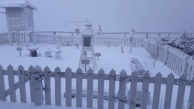 玉山站氣象觀測站在昨清晨07:05至10:00降雪達到3公分，到下午17:15至23:55又降雪7公分，合計降雪積雪10公分。   圖：中央氣象局提供