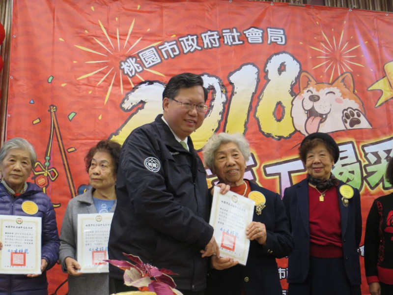 桃園市社會局頒發榮譽退休志工，服務29年高齡90歲，陳玉貞。   圖：桃園市政府/提供