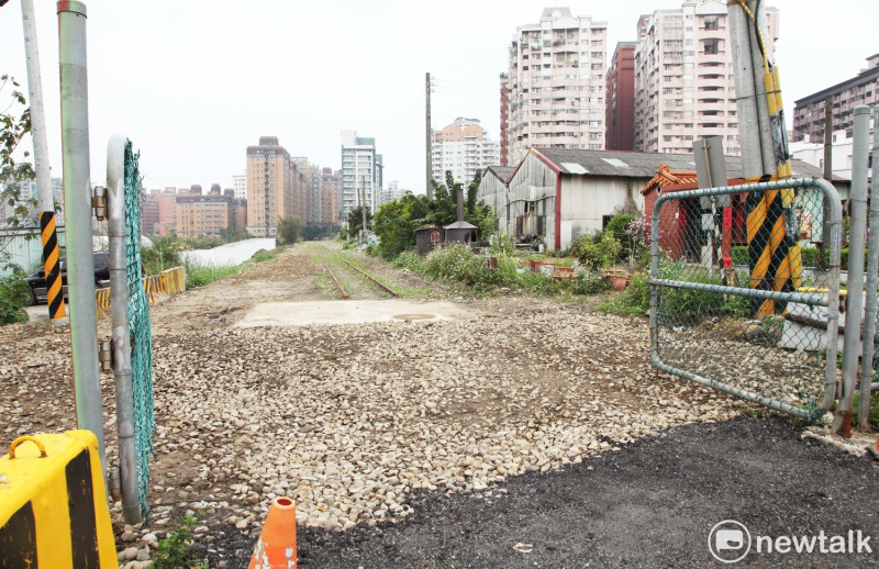 桃林鐵路雨水下水道去(106)年底埋設完成，接下來會建設桃林鐵路的自行車道以及綠廊的活化。   圖: 林昀真/攝