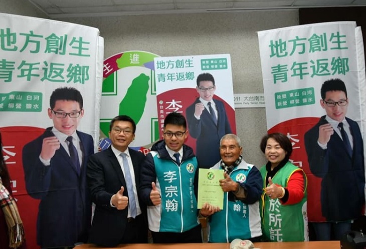 李宗翰（左二）在賴美惠（右一）、蔡其昌（左一）、國策顧問崑濱伯（右二）陪同下，完成民進黨台南市議員初選登記。   圖：李宗翰服務處/提供