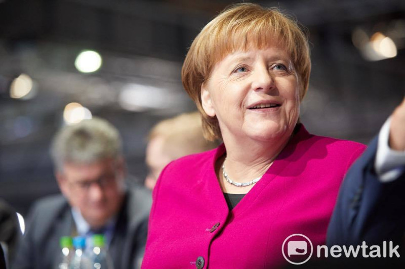 歐盟國家領袖28日將齊集布魯塞爾舉行兩天高峰會，凖備就歐洲的難民問題商討對策，德國總理梅克爾（圖）承受龐大壓力。   圖：翻攝自梅克爾臉書