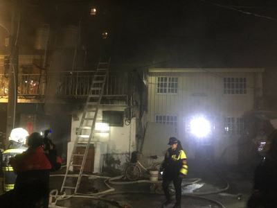 台中市東區一處透天民宅9日深夜發生火警，消防局獲 報隨即派員前往搶救。   圖：中央社